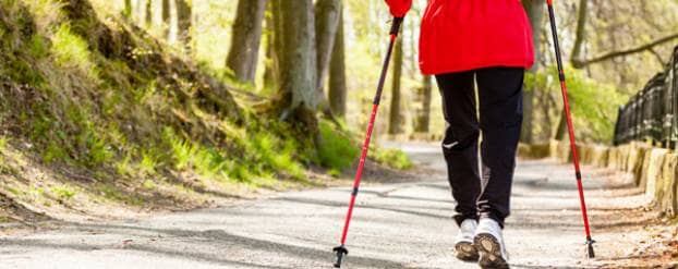 Vrouw doet Nordic wandelen volgens de persoonlijke gezondheidscheck een goed idee