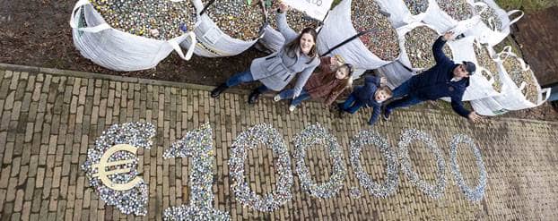 Dopjes in het getal 100.000 neergelegd door Nicolle en haar gezin