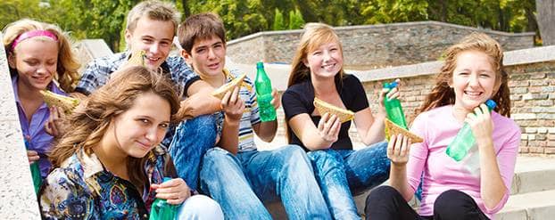 Foto groep jongerren die frisdrank drinken
