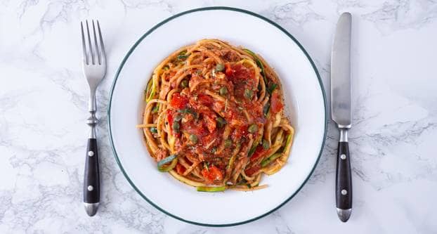 Foto: Mix van spaghetti en courgetti met tomatensaus met groente en  tonijn