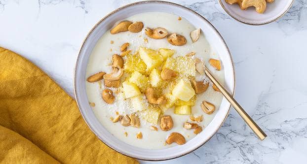 Schaaltje met Griekse yoghurt, ananas en cashewnoten