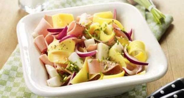 Salade van rettich, kaas en ham