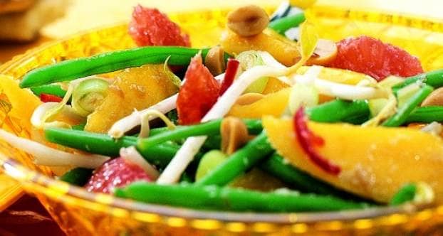 Salade van groenten, fruit en kokos
