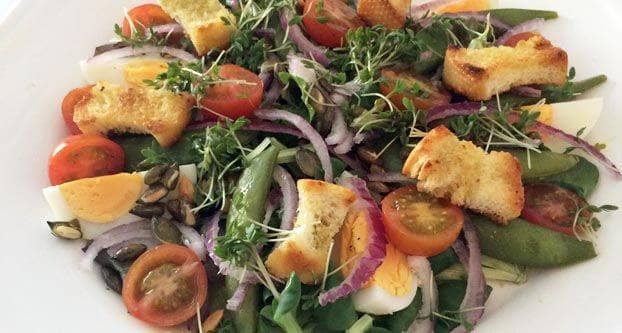 Salade met ei en sugarsnaps