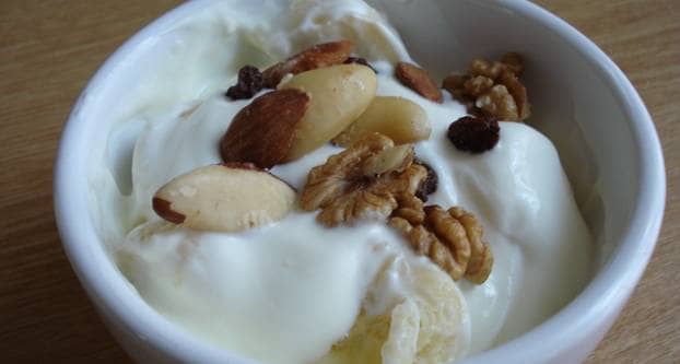 Griekse yoghurt met banaan en noten