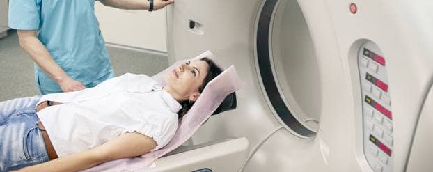 Vrouw gaat in de MRI scanner