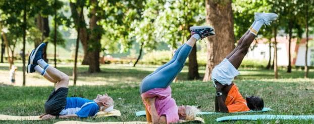 Foto oudere mensen met een actieve leefstijl doen oefeningen in het park