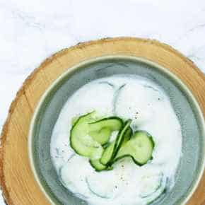 Yoghurt-kom­kommer­dressing