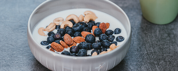 Foto koolhydraatarm ontbijt: yoghurt met fruit en noten
