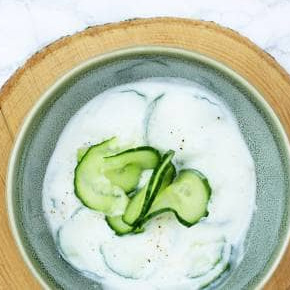 Yoghurt-kom­kommer­dressing