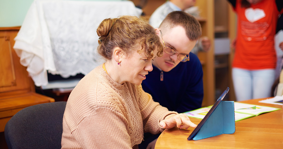 Diabetes beter begrijpen met een verstandelijke beperking Mensen met een verstandelijke beperking bekijken informatie op een tablet