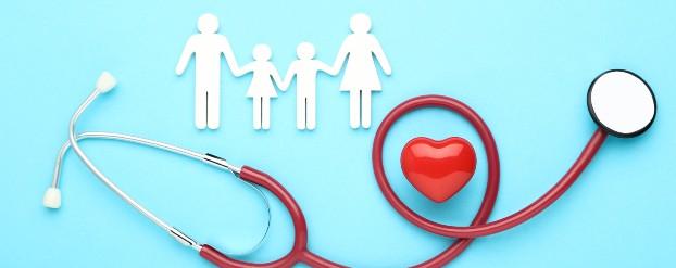 Erfelijke diabetes: hoe informeer je familieleden? stethoscoop, hartje en van papier geknipte familie