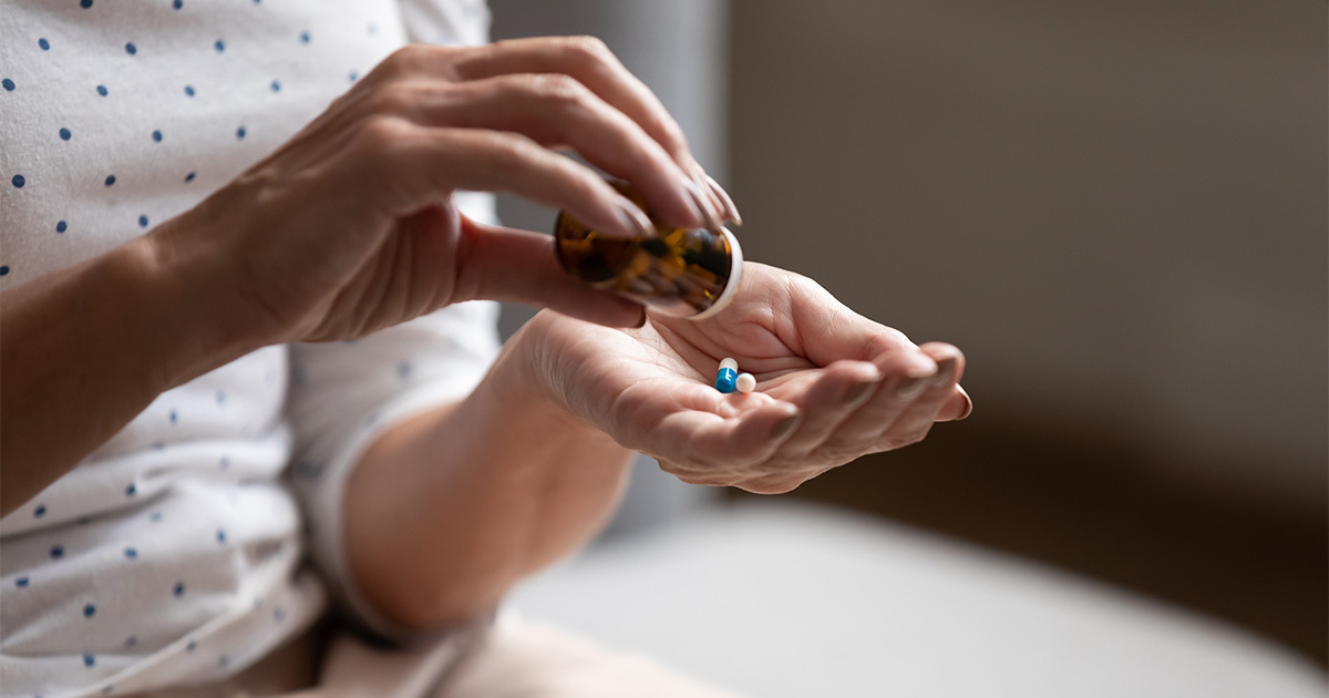 Behandeling op maat van nierproblemen bij diabetes type 2 Foto van vrouw die pillen op haar hand schudt
