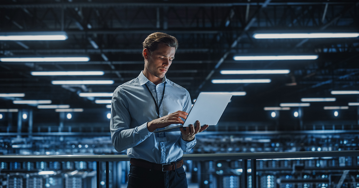 Betere zorg door uitbreiding diabetesregister ICT-medewerker met laptop in groot datacenter
