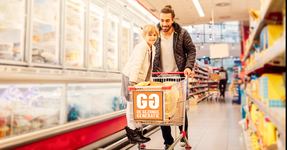 Man en kind in supermarkt met boodschappen-kar