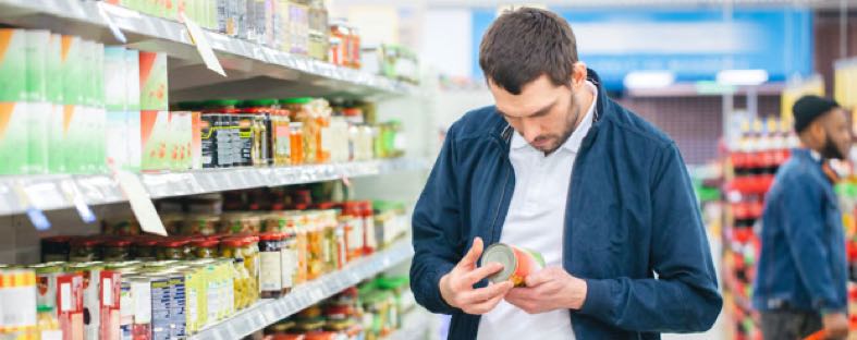 Veelgestelde vragen over suiker Foto van man die boodschappen doet en etiket goed leest