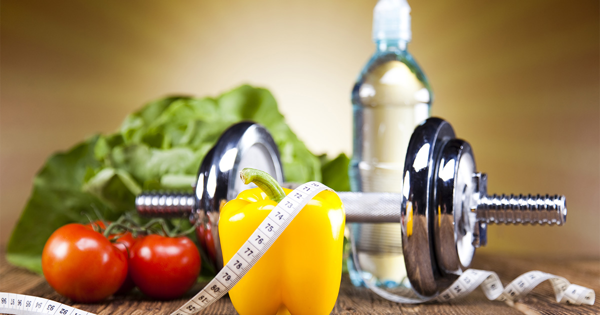 Foto halter, paprika, tomaat, meetlint, sla en water: een toolkit voor een gezonde leefstijl