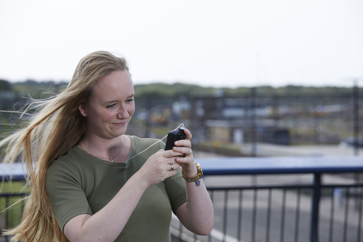 Jonge vrouw kijkt op haar insulinepomp