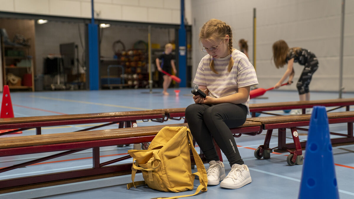 Meisje met diabetes in de gymzaal