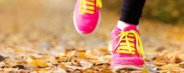 Roze sneakers rennend