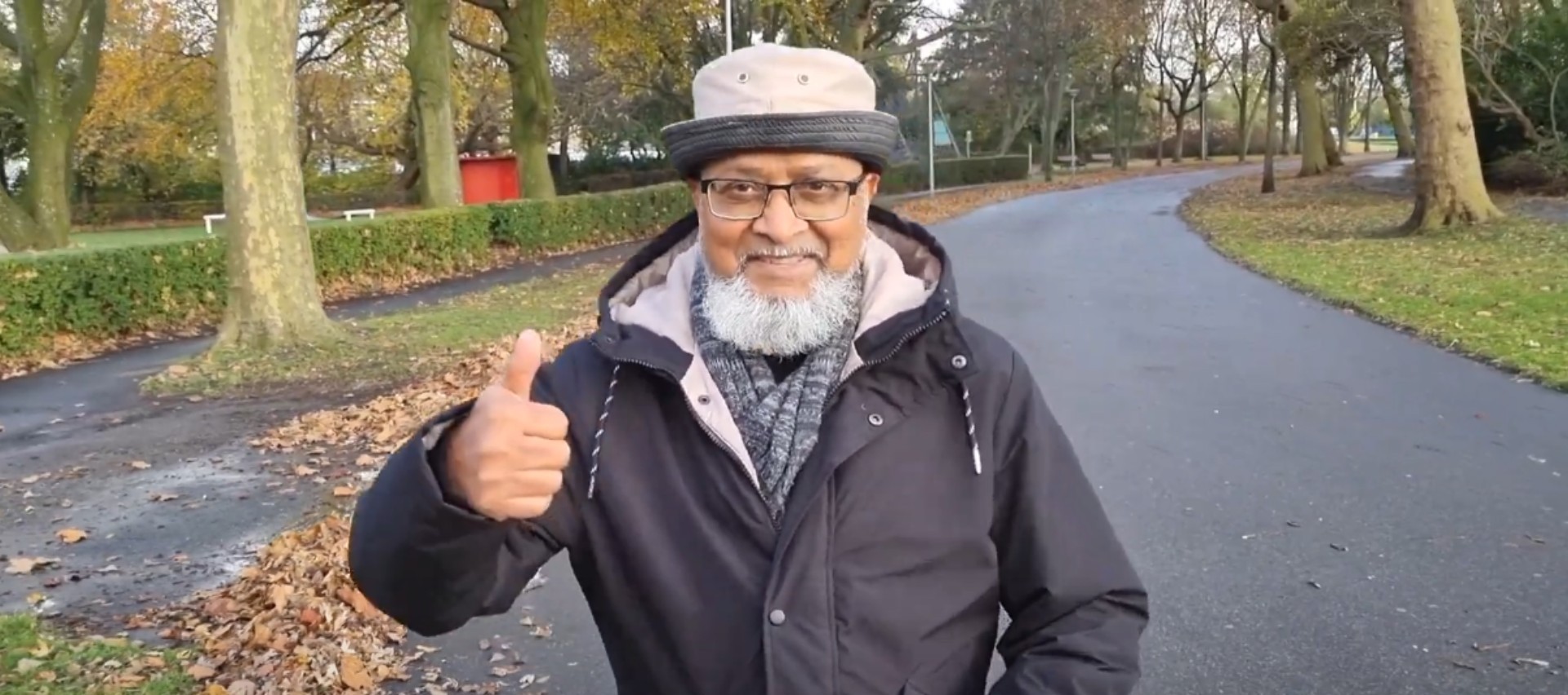 Man aan het wandelen