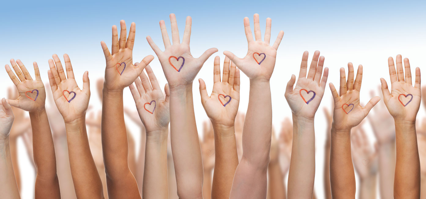 Verschillende handen met een rood-blauw hart