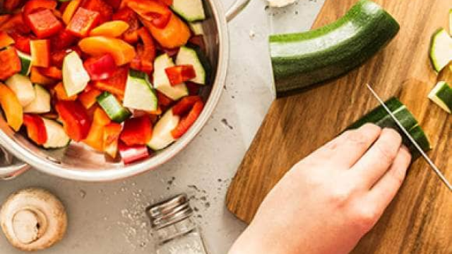 gezond koken iemand snijdt groente