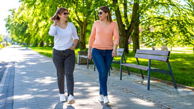 Twee vrouwen wandelen door de buurt