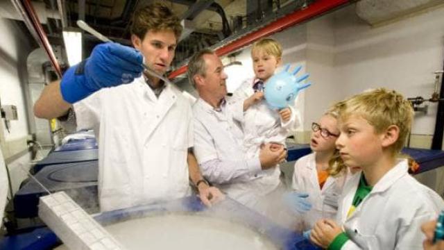 Onderzoeker diabetes type 1 geeft uitleg aan kinderen