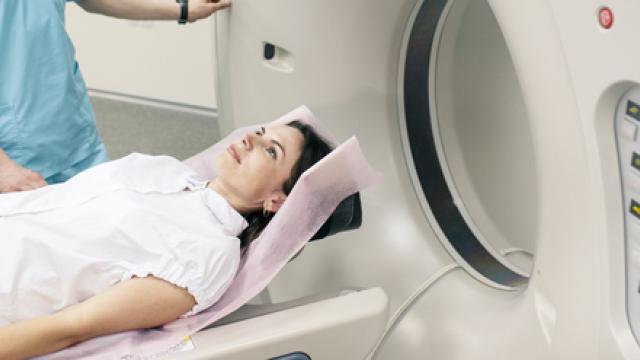 Vrouw gaat in de MRI scanner