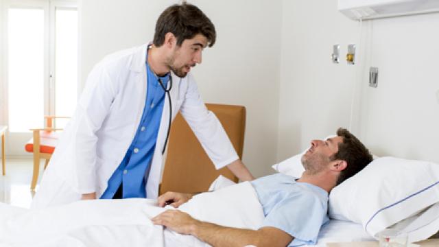 Dokter bij patiënt in ziekenhuis