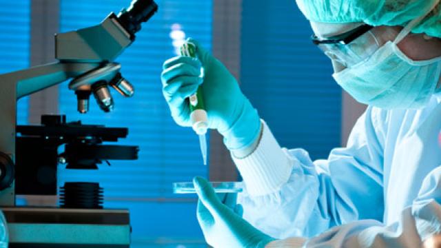 Onderzoeker met pipet