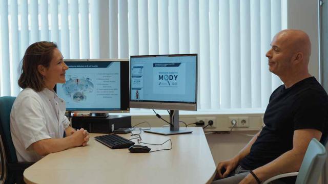 Onderzoeker dr. Marielle Schroijen praat met patiënt