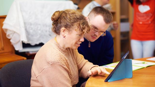 Mensen met een verstandelijke beperking bekijken informatie op een tablet