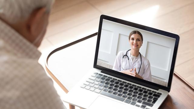Man kijkt naar laptop