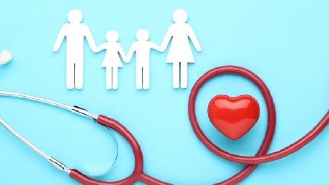 stethoscoop, hartje en van papier geknipte familie