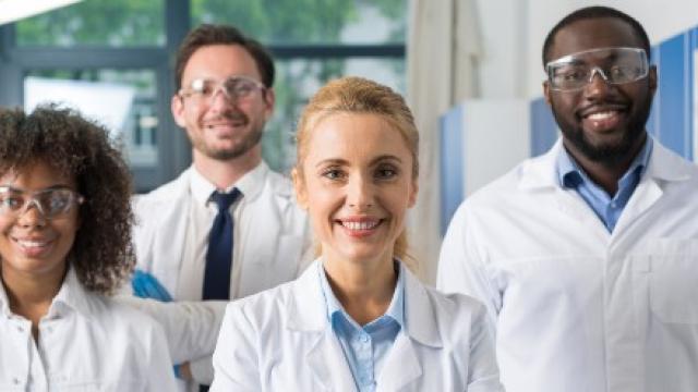 Foto van een groep wetenschappers in een lab