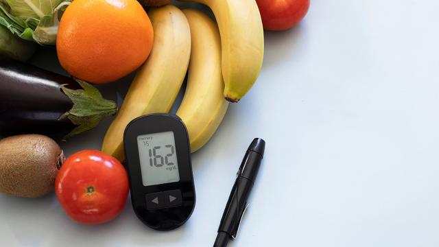 verschillende soorten groente  en fruit en een bloedglucosemeter