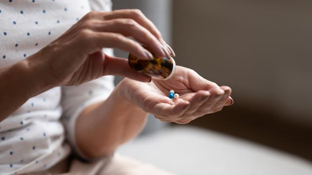 Foto van vrouw die pillen op haar hand schudt