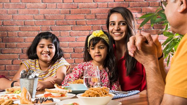 Hidostaanse familie aan het avondeten