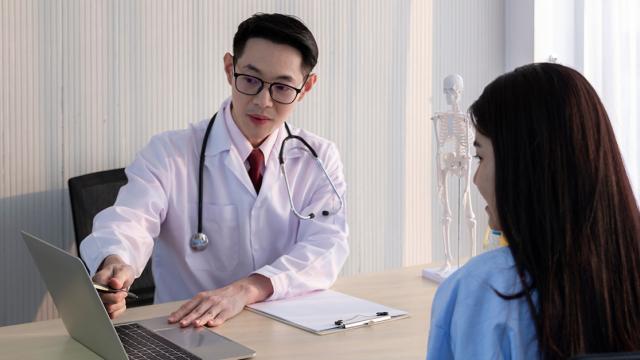 Foto Dokter geeft uitleg aan patiënt