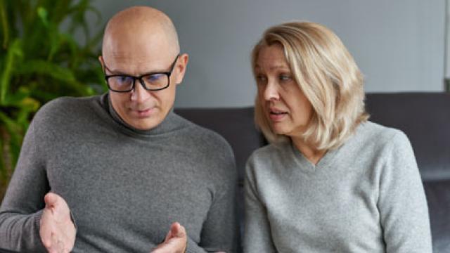 Foto: Man en vrouw zittend op een bank