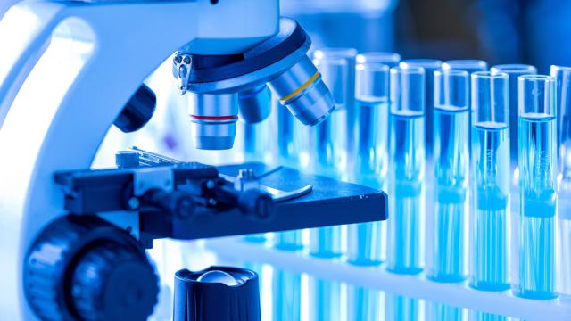 Microscoop en reageerbuisjes in een onderzoekslab