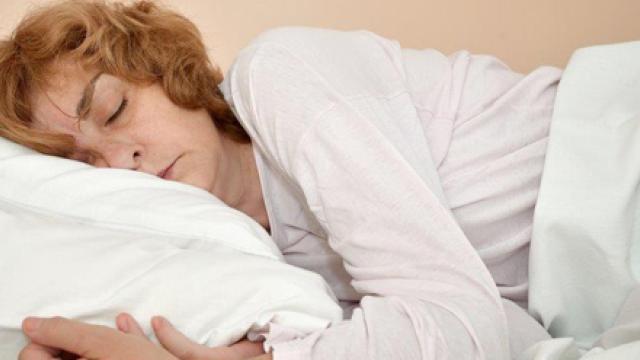 Foto vrouw in diepe slaap - ter illustratie van het onderzoek van Roumans