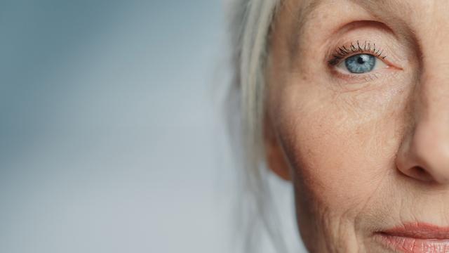 Foto van oog van een oudere vrouw