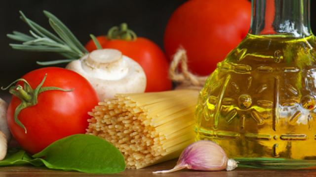 pasta: spaghetti, olijfolie, tomaten, champignons en laurierblaadjes