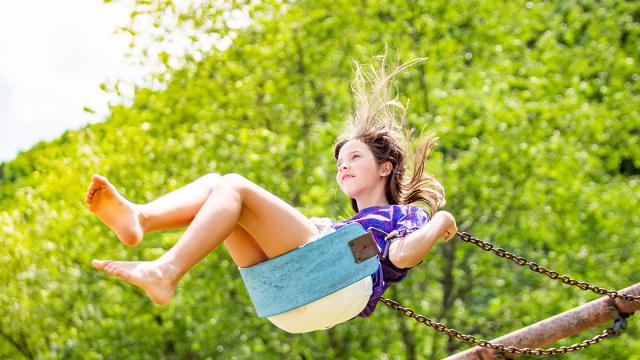 Foto van meisje op een schommel