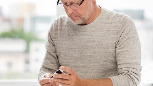 Man die bloedsuiker thuis controleert