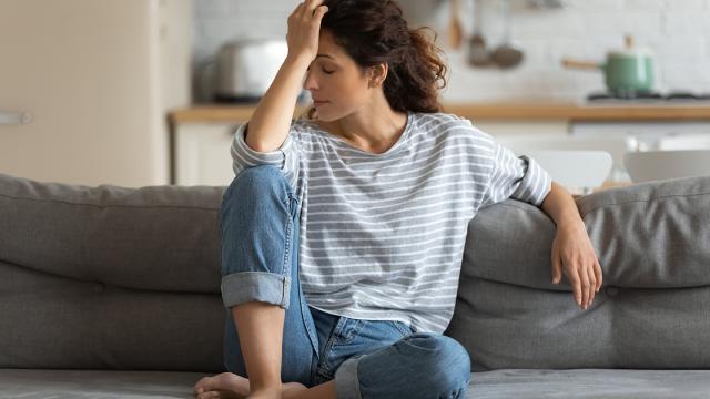 Foto vrouw op de bank heeft last van stemmingswisselingen door diabetes