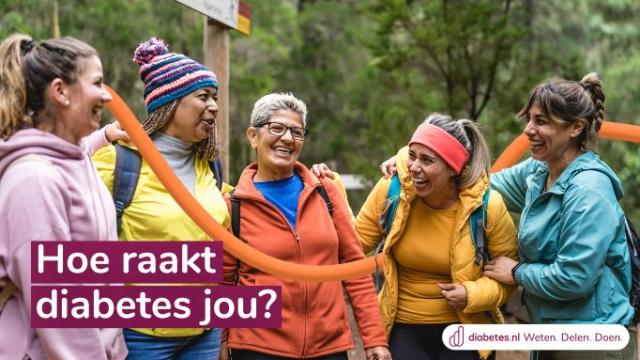 Vijf dames lachend in de natuur met wandelkleding